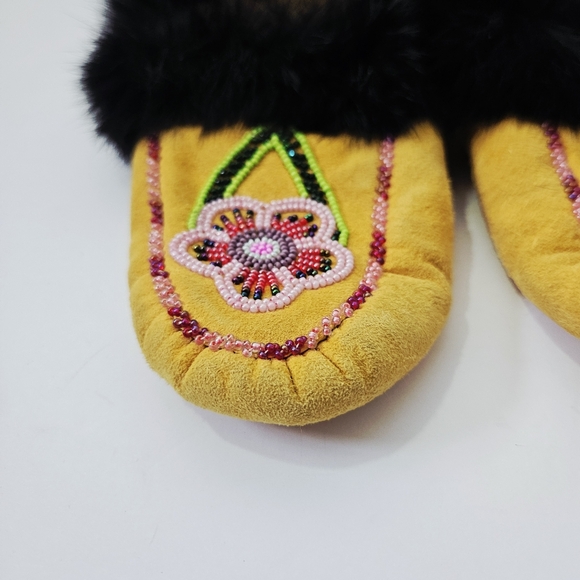Vintage Handmade Moccasins Beaded Leather Fur Trimmed Indigenous Canadiana - Picture 4 of 6